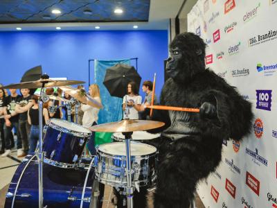 Раскрыта тайна об играющей горилле на фестивале 100 франков в Екатеринбурге!